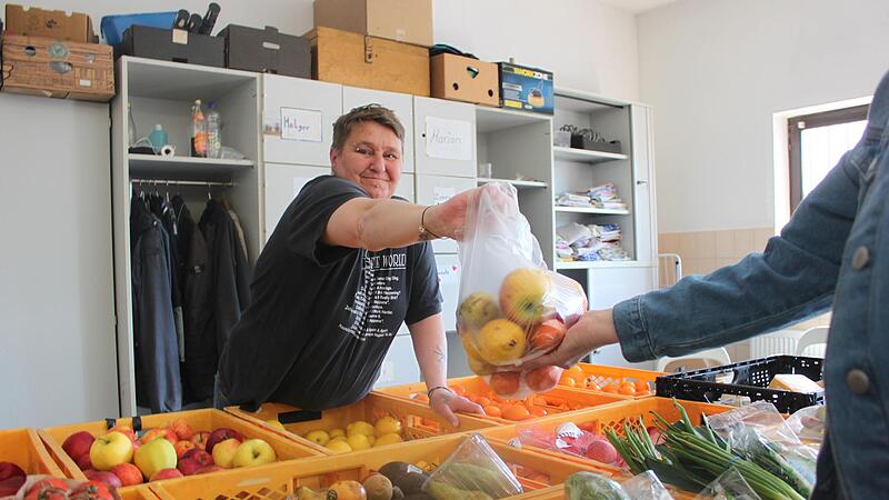 Seit   zwei Jahren verteilt Marion Meierh&ouml;fer im Lebensmittel an Bed&uuml;rftige. So gro&szlig; wie jetzt war der Andrang nie.