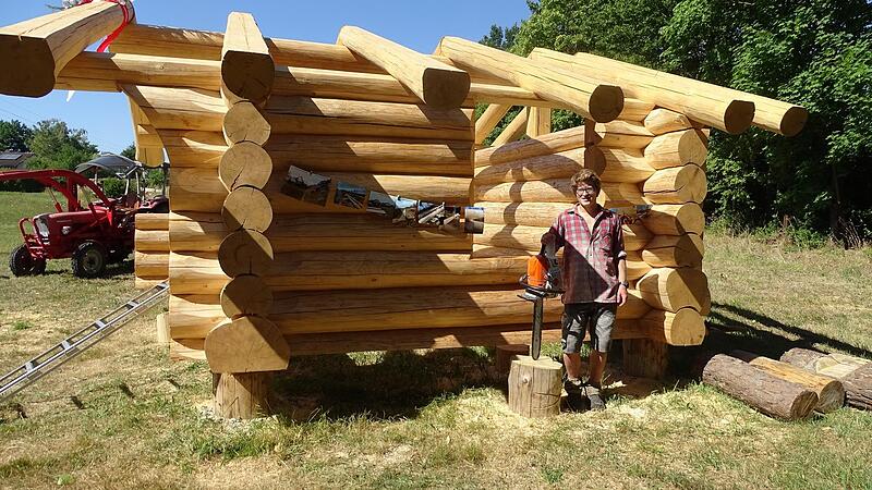 Das Blockhaus steht bei H&ouml;chstadt, das Richtfest ist gefeiert. Der Traktor im Hintergrund war f&uuml;r die schweren St&auml;mme unentbehrlich.