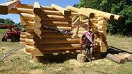Das Blockhaus steht bei Höchstadt, das Richtfest ist gefeiert. Der Traktor im Hintergrund war für die schweren Stämme unentbehrlich.