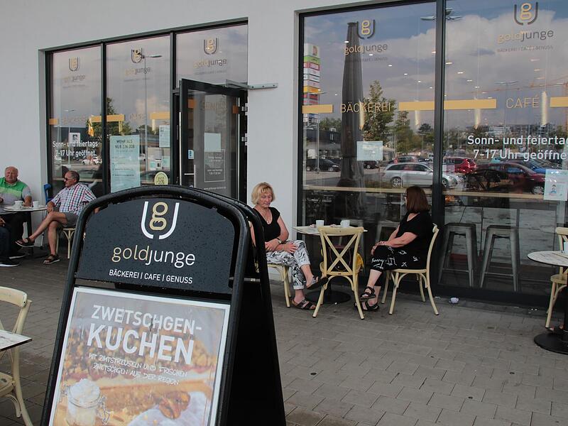 Das Goldjunge-Café im Höchstadter Aischparkcenter hat viele Stammkunden. Diese bangen nun mit den Angestellten um die Zukunft der Firma. Das Goldjunge-Café im Höchstadter Aischparkcenter hat viele Stammkunden. Diese bangen nun mit den Angestellten um die Zukunft der Firma.