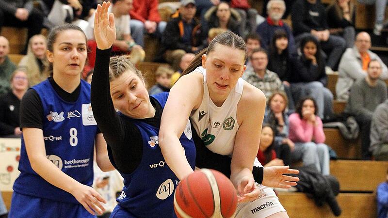 Lina Lieckfeld (r.) schnappt sich den Ball vor der W&uuml;rzburgerin Johanna Michel.