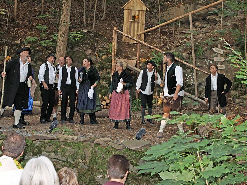 Laiendarsteller aus Neuengrün und Umgebung führten nach zehn Jahren auf der Naturbühne unter der Regie von Udo Braunersreuther wieder das Legendenspiel auf. Dafür gab es viel Beifall vom zahlreich erschienenen Publikum.