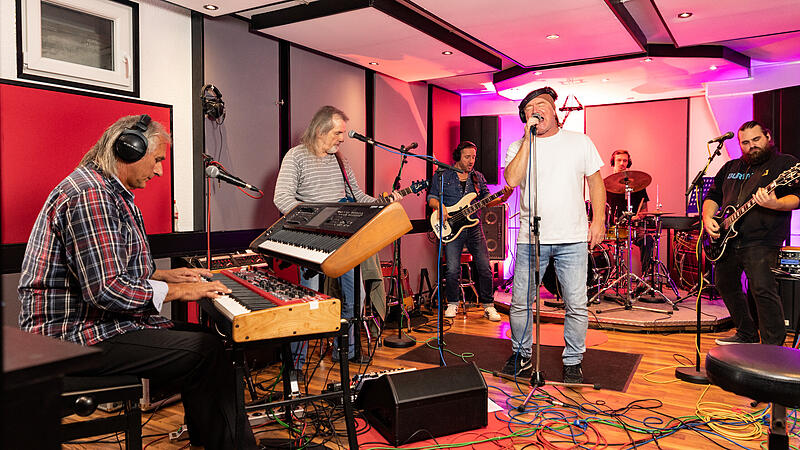 Wenn V&auml;ter und S&ouml;hne gemeinsam Rockmusik machen: Die Band "Come Together" aus Unterfranken mit bekannten Musikern aus der Region stehen im Proberaum in W&uuml;rzburg, um sich fit f&uuml;r den ersten Auftritt zu machen.