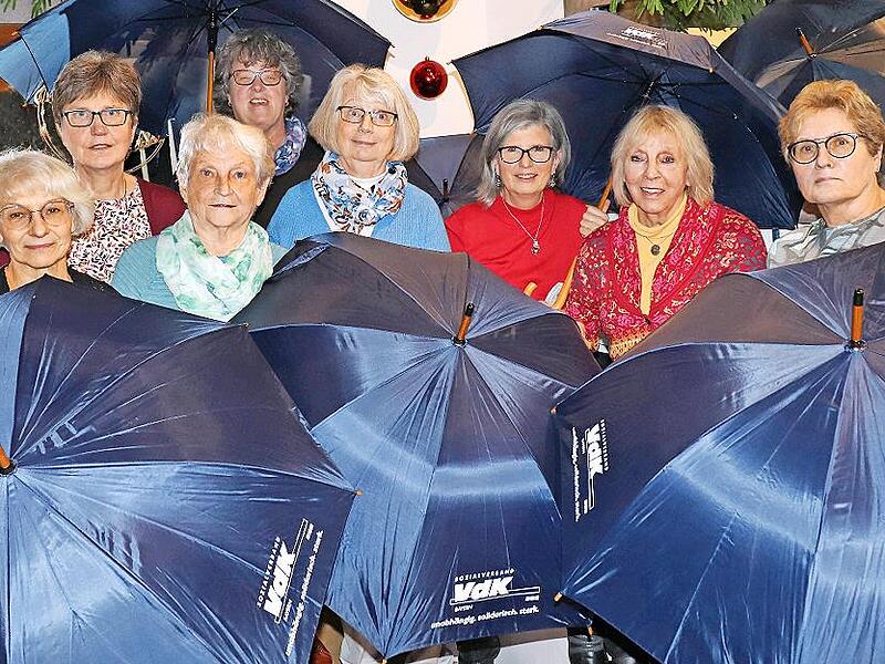 Der stabile Stockschirm, der vom VdK Lichtenfels verteilt wurde, kam sehr gut an. Der stabile Stockschirm, der vom VdK Lichtenfels verteilt wurde, kam sehr gut an.