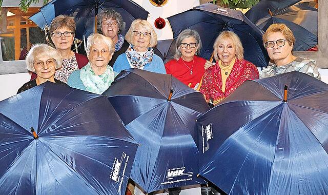 Der stabile Stockschirm, der vom VdK Lichtenfels verteilt wurde, kam sehr gut an.