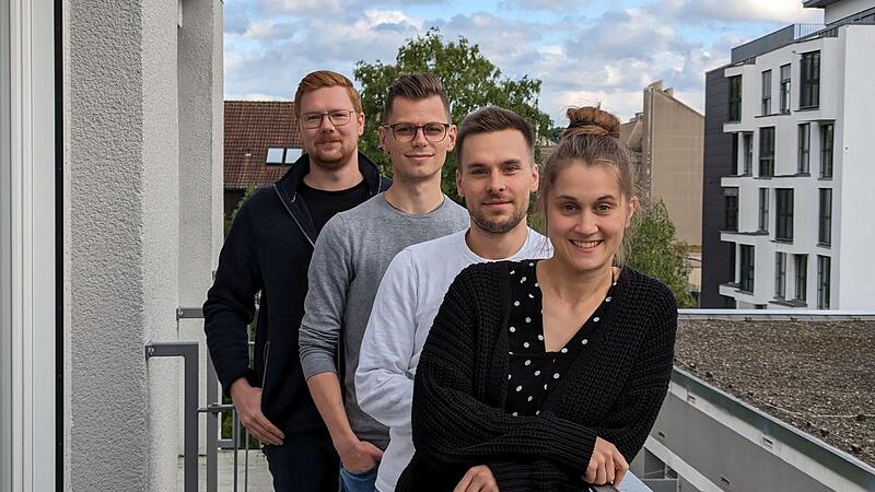 Philipp Groetsch, Fritz M&uuml;ller, Joshua Schramm und Judith Dorsch (von links) mit dem Klinikum im Hintergrund.