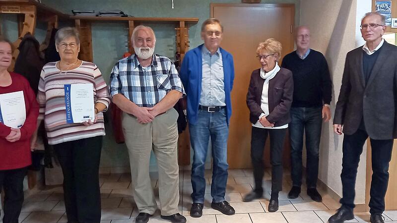 Im Bild (von links): Renate Lausch, Margot Steiner, Hans Riedel, Bernhard Einwich, Christa Filbe, B&uuml;rgermeister Gerd Schneider und Vorsitzender Martin Mattausch