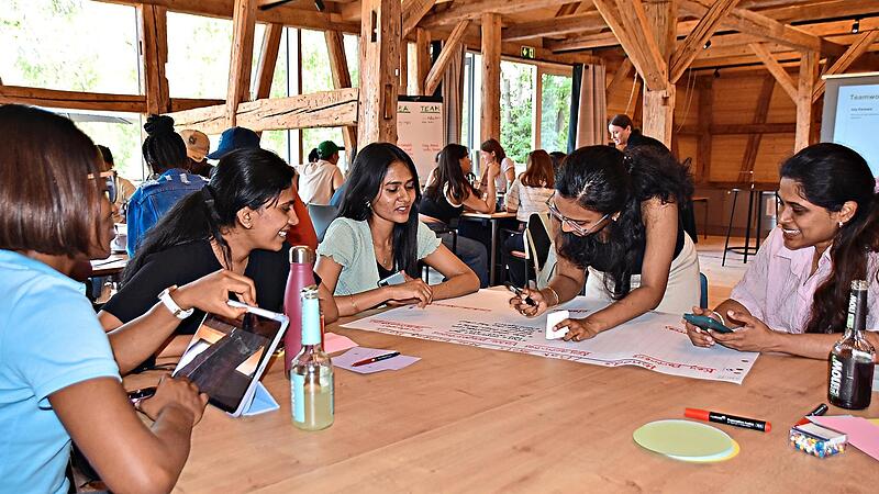 Studierende des Campus Kulmbach beschäftigten sich am Heinersreuther Hof mit möglichen Gründungsideen im Lebensmittelbereich. Adalbert-Raps-Stiftung Studierende des Campus Kulmbach beschäftigten sich am Heinersreuther Hof mit möglichen Gründungsideen im Lebensmittelbereich. Adalbert-Raps-Stiftung