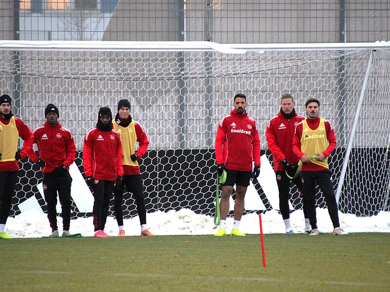 Bei winterlichen Temperaturen am Home Ground Herzogenaurach: Die Mannschaft des 1. FC N&uuml;rnberg.