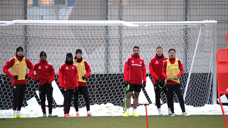 Bei winterlichen Temperaturen am Home Ground Herzogenaurach: Die Mannschaft des 1. FC N&uuml;rnberg.