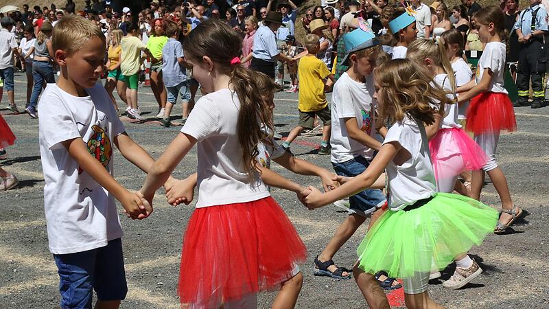 Der traditionelle Tanz &bdquo;Neustadter Rutscher&ldquo; fehlt nie.