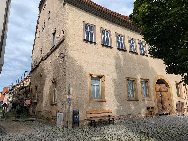 Marktplatz 11 in Münnerstadt - die Schweiz Die Stadt hat das Anwesen am Marktplatz 11, die sogenannte Schweiz, gekauft.