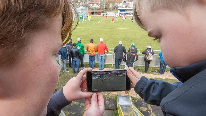 Die Fußballübertragungen via Sporttotal.tv erfreuen sich zwar großer Beliebtheit, die Vereine müssen ab kommender Saison aber tief in die Tasche greifen. Die Fußballübertragungen via Sporttotal.tv erfreuen sich zwar großer Beliebtheit, die Vereine müssen ab kommender Saison aber tief in die Tasche greifen.