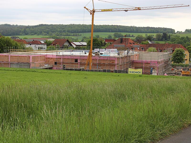 Der Rohbau f&uuml;r den neuen Edeka-Markt in Oberthulba steht.