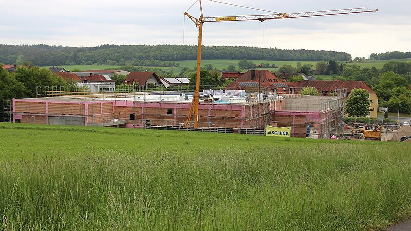 Der Rohbau f&uuml;r den neuen Edeka-Markt in Oberthulba steht.