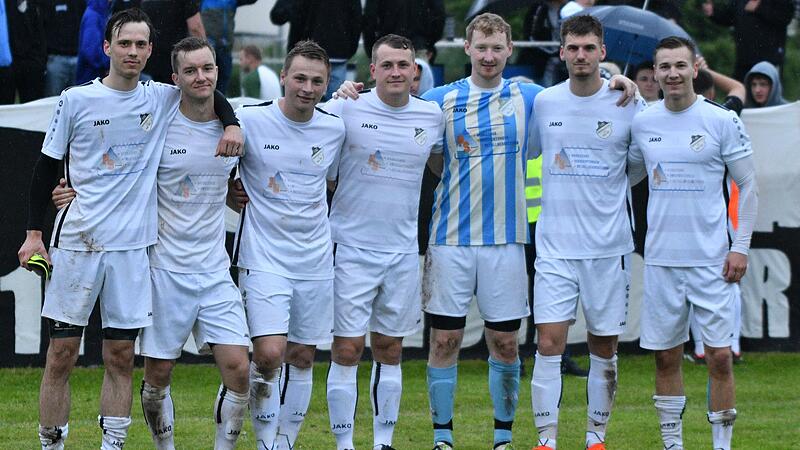 Beim Relegationsspiel gegen den FC Coburg II verabschiedete der FC Burgkunstadt die Spieler, die den Verein verlassen oder pausieren: Hannes Kern, Maximilian Stammberger, Moritz Baldauf, Johannes Freitag, Leon Thum, Jannik Endres und Marius Zachmann (von links).