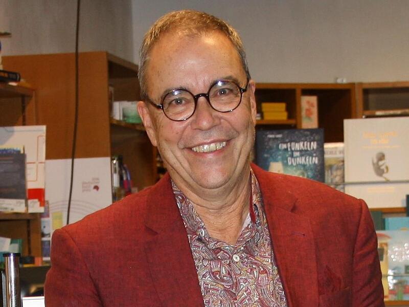 Christian Schmidt hat so seine Zweifel, ob er noch das Ende der Krimiserie von Helmut Vorndran als aktiver Buchh&auml;ndler erleben wird.