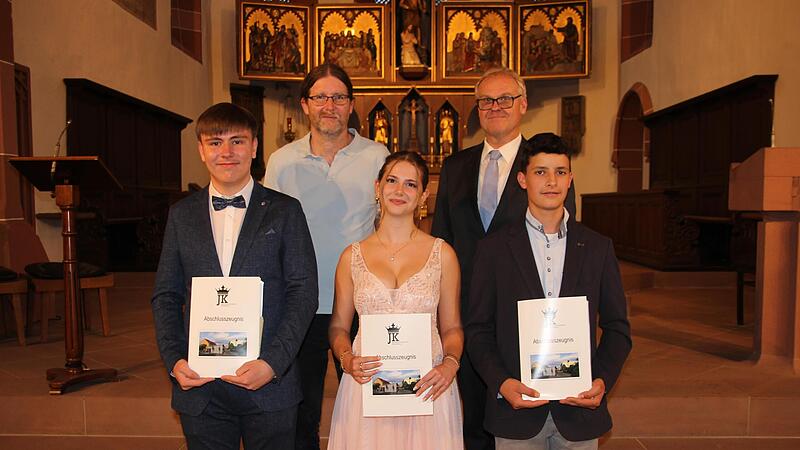 Die Klassenbesten der Abschlussklassen aus der Jakob Kaiser-Schule sind (vorne v. l.) Lukas Dorn (10a) mit einem Notendurchschnitt von 1,09, der auch Schul-Primus ist, Isabelle Schäfer (10c) und Linus Schaupp (10b). Dazu beglückwünschten (v.l.) Dr... Die Klassenbesten der Abschlussklassen aus der Jakob Kaiser-Schule sind (vorne v. l.) Lukas Dorn (10a) mit einem Notendurchschnitt von 1,09, der auch Schul-Primus ist, Isabelle Schäfer (10c) und Linus Schaupp (10b). Dazu beglückwünschten (v.l.) Dr...