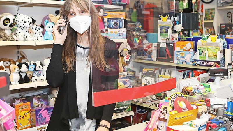 Bestellungen verzögern sich: Karin Simmerlein in ihrem Spielwarenladen in Ebermannstadt. Bestellungen verzögern sich: Karin Simmerlein in ihrem Spielwarenladen in Ebermannstadt.