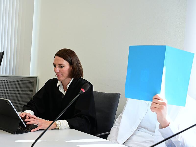 Landgericht Bamberg Drogenhandel Snapchat Samurai-Schwert Rechtsanwältin Sandra Rothschild aus Nürnberg und der junge Angeklagte im Gerichtssaal.