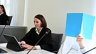 Landgericht Bamberg Drogenhandel Snapchat Samurai-Schwert Rechtsanwältin Sandra Rothschild aus Nürnberg und der junge Angeklagte im Gerichtssaal.