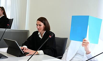Rechtsanw&auml;ltin Sandra Rothschild aus N&uuml;rnberg und der junge Angeklagte im Gerichtssaal.