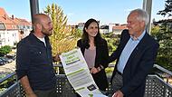 Sie wollen das Thema psychische Gesundheit entstigmatisieren: Matthias Wiechert, Leiter des sozialpsychiatrischen Dienstes Oase (links), Stefanie Gottschlich, Gesch&auml;ftsf&uuml;hrerin der Gesundheitsregion plus und Prof. Dr. J&ouml;rg Wolstein von der Uni Bam...