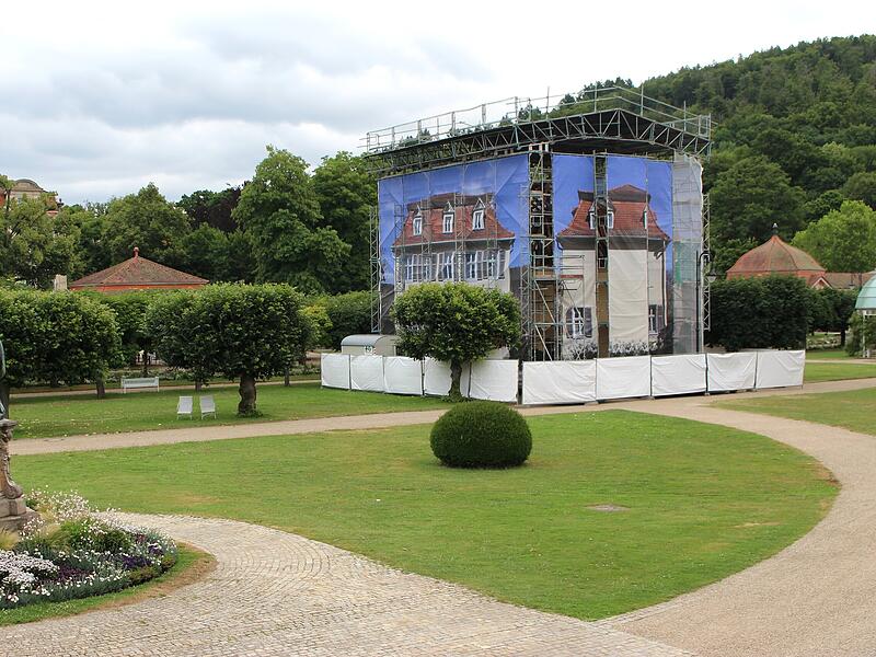 Im Schlosspark im Staatsbad Bad br&uuml;ckenau gut versteckt hinter einer Fotoleinwand: Die Generalsanierung des Geb&auml;udes Haus Hirsch dauert noch bis Ende des Jahres.