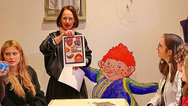 Kuratorin Dagmar Stonus pr&auml;sentiert vor Studierenden der Uni Bamberg das Konzept f&uuml;r das Paul Maar-Museum.