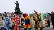Beim „Haadsch“ rund um das Prinz-Albert-Denkmal auf dem Coburger Marktplatz (von links): Bauer Jens, Prinz Karneval Sebastian, Queer-King Karneval Marcus sowie Jungfrau Helau Alexa. Beim „Haadsch“ rund um das Prinz-Albert-Denkmal auf dem Coburger Marktplatz (von links): Bauer Jens, Prinz Karneval Sebastian, Queer-King Karneval Marcus sowie Jungfrau Helau Alexa.