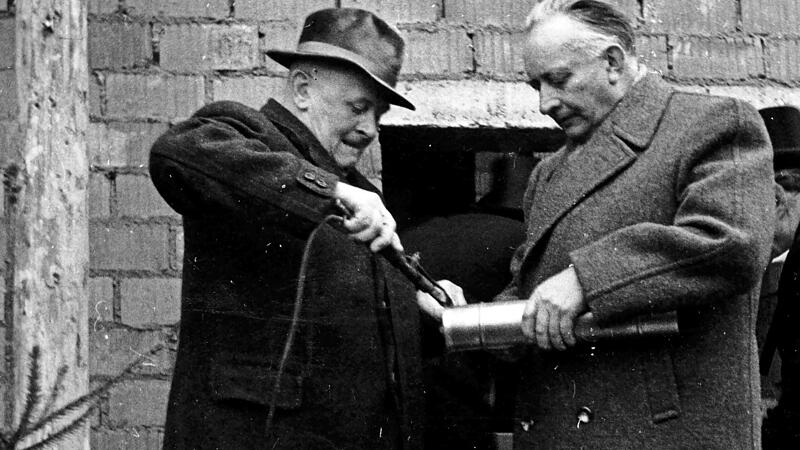 Zweiter B&uuml;rgermeister Willy K&ouml;llmer (rechts) und Fritz Eisen beim fachm&auml;nnischen Verl&ouml;ten der Kapsel.