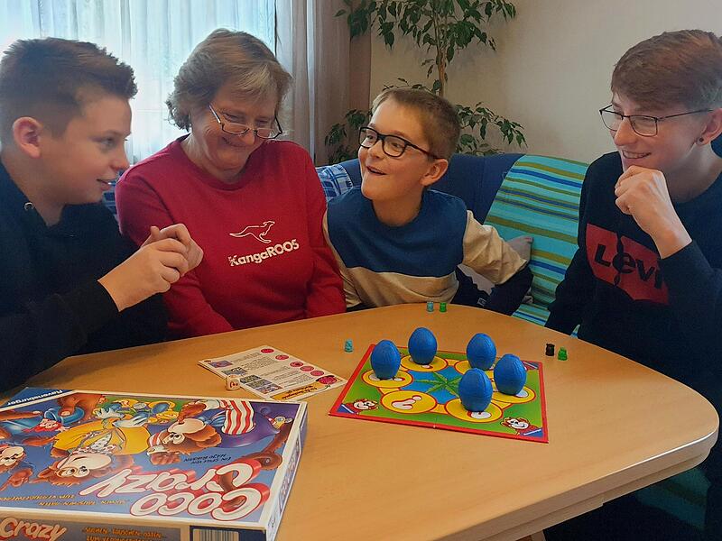 Agnes ist immer für alle da, wie hier beim Spielen mit ihren drei Enkelkindern.Forchheim & Fränkische Schweiz