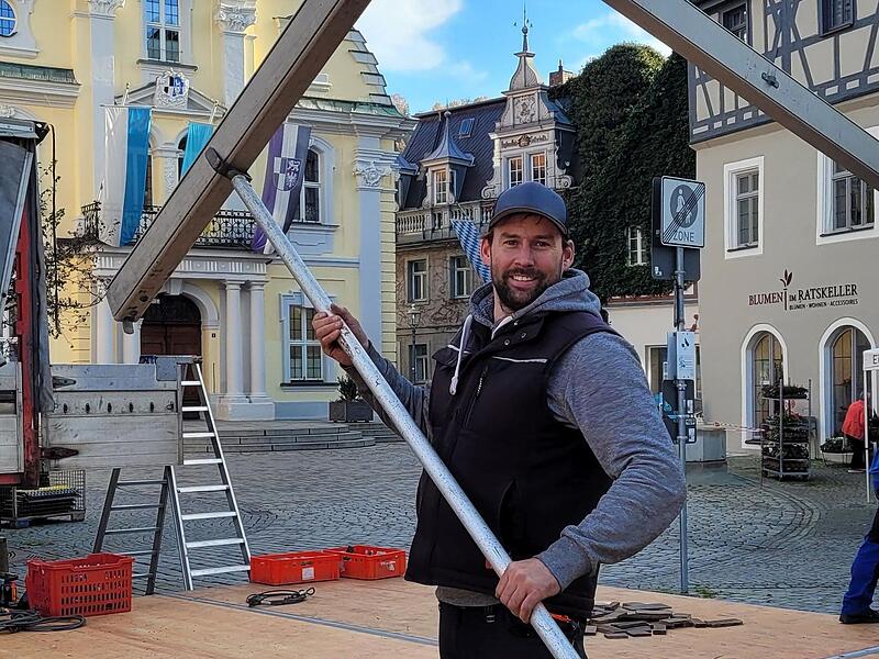 Bastian Schuhmann, hier beim Aufbau der Kulma-Alm 2022, will von November bis Januar  am Marktplatz wieder eine Attraktion bieten.