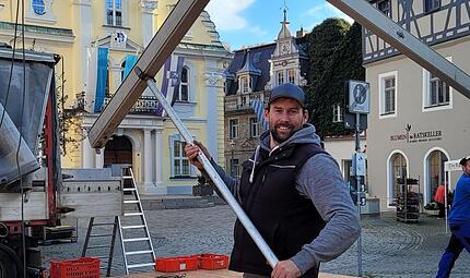 Bastian Schuhmann, hier beim Aufbau der Kulma-Alm 2022, will von November bis Januar  am Marktplatz wieder eine Attraktion bieten.