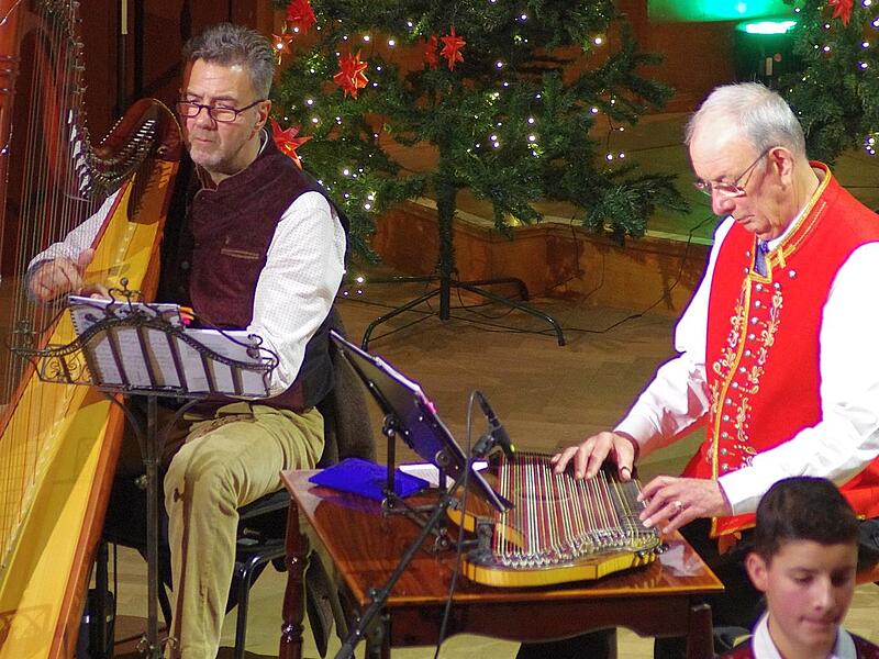 Harfe und Zither waren die Instrumente der Saitenmusik Parente-Rhau.