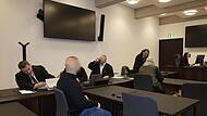 Zu einer Freiheitsstrafe in Höhe von fast zehn Jahren hat das Landgericht Nürnberg-Fürth den  Haupttäter (im Vordergrund) verurteilt. Der 59-jährige Räuber im Hintergrund konnte seine Strafe mildern, indem er die anderen Täter verriet.