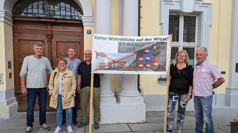 Sie durften ihr Plakat nur vor der Tür zeigen: Günter und Monika Hild, Daniel Bahl, Udo Stübinger, Simone Langenhorst und Stefan Eichner kamen als Vertreter der Anwohner ins Rathaus. Sie durften ihr Plakat nur vor der Tür zeigen: Günter und Monika Hild, Daniel Bahl, Udo Stübinger, Simone Langenhorst und Stefan Eichner kamen als Vertreter der Anwohner ins Rathaus.