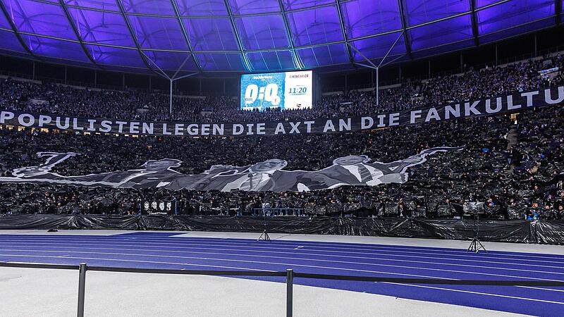 Fans von Hertha BSC stehen unter dem Schriftzug „Populisten legen die Axt an die Fankultur“: Das Präsidium von Hertha BSC unterstützt die Belange der Fußball-Fans gegen geplante Sicherheitsmaßnahmen in den Stadien. Fans von Hertha BSC stehen unter dem Schriftzug „Populisten legen die Axt an die Fankultur“: Das Präsidium von Hertha BSC unterstützt die Belange der Fußball-Fans gegen geplante Sicherheitsmaßnahmen in den Stadien.