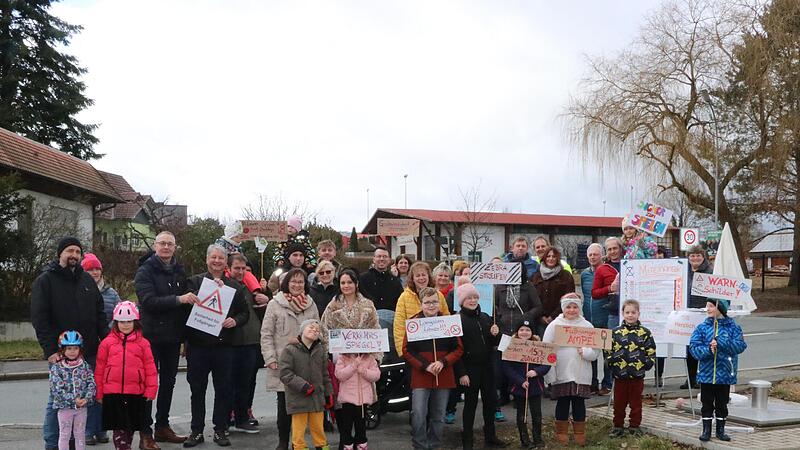 Mitwitzer B&uuml;rgerinnen und B&uuml;rger w&uuml;nschen sich, dass der &Uuml;bergang &uuml;ber die Kreisstra&szlig;e sicherer wird.