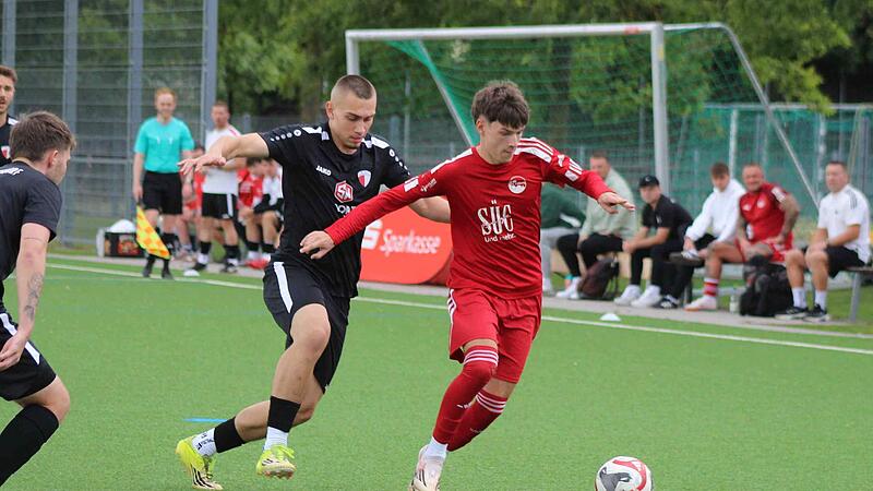 Der Coburger Moritz &Ouml;tter (rechts) behauptet  im Mittelfeld  den Ball gegen einen Reichmannsdorfer.