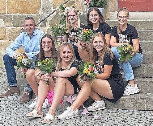 B&uuml;rgermeister Martin Bernreuther freut sich mit den Tennisdamen &uuml;ber deren Aufstieg.