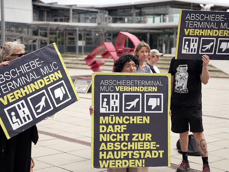 Kundgebung gegen den Bau eines Abschiebeterminals Kundgebung gegen den Bau eines Abschiebeterminals