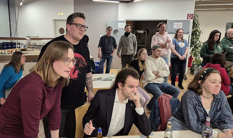 Moment der Entscheidung: Lisa Badum und Thomas Ochs reagieren auf die Hochrechnungen