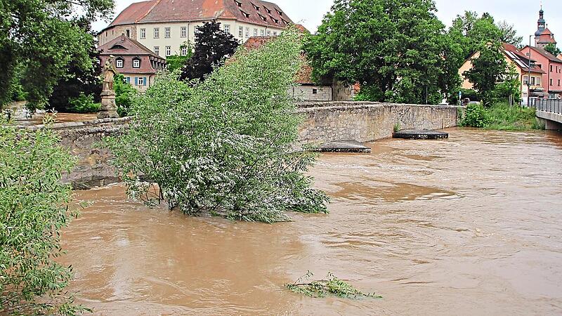 Extremereignisse wie der Starkregen am 17. Juli lassen auch den Pegel der Aisch (hier ein Archivbild vom Hochwasser im Juli 2021) immer wieder ansteigen.