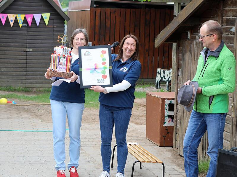 Karin Nowak (l.) und Sonja Hasic wurden von ihren Kindern und dem Elternbeirat mit einem kleinen Geschenk überrascht.