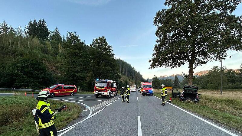 Kreis Kronach: Toter nach heftigem Unfall - Feuerwehr muss Fahrer bergen Schwerer Unfall Steinwiesen