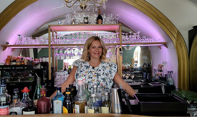 Sabrina Kerscher in ihrer Weinbar in der Steingasse in Coburg.