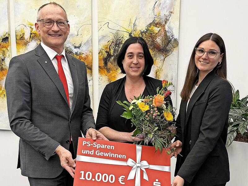 Vorstandsmitglied Andreas Linder, Melanie Klein und Kundenberaterin Larissa Klauer.