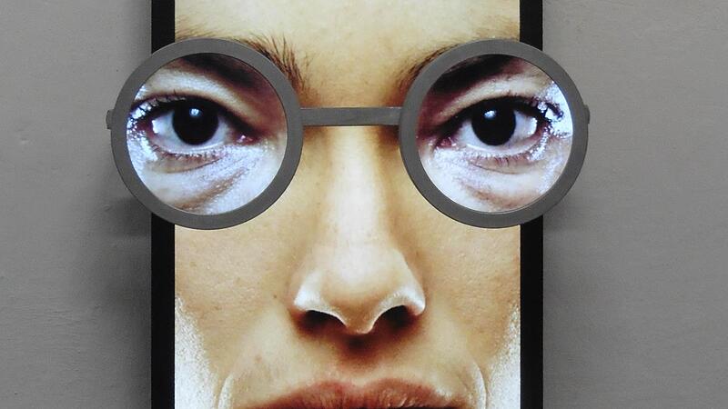 &bdquo;With The Eyes Of The Opposite&ldquo; lautet der Titel dieser Installation, bei der verschiedene Gesichter zu einem Kunstwerk in der dritten Dimension verschmelzen.