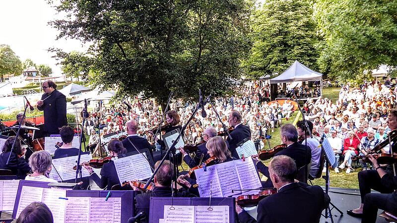 Gro&szlig;er Andrang beim Open-Air-Konzert der Musikfreunde Neustadt im M&auml;rchenbad